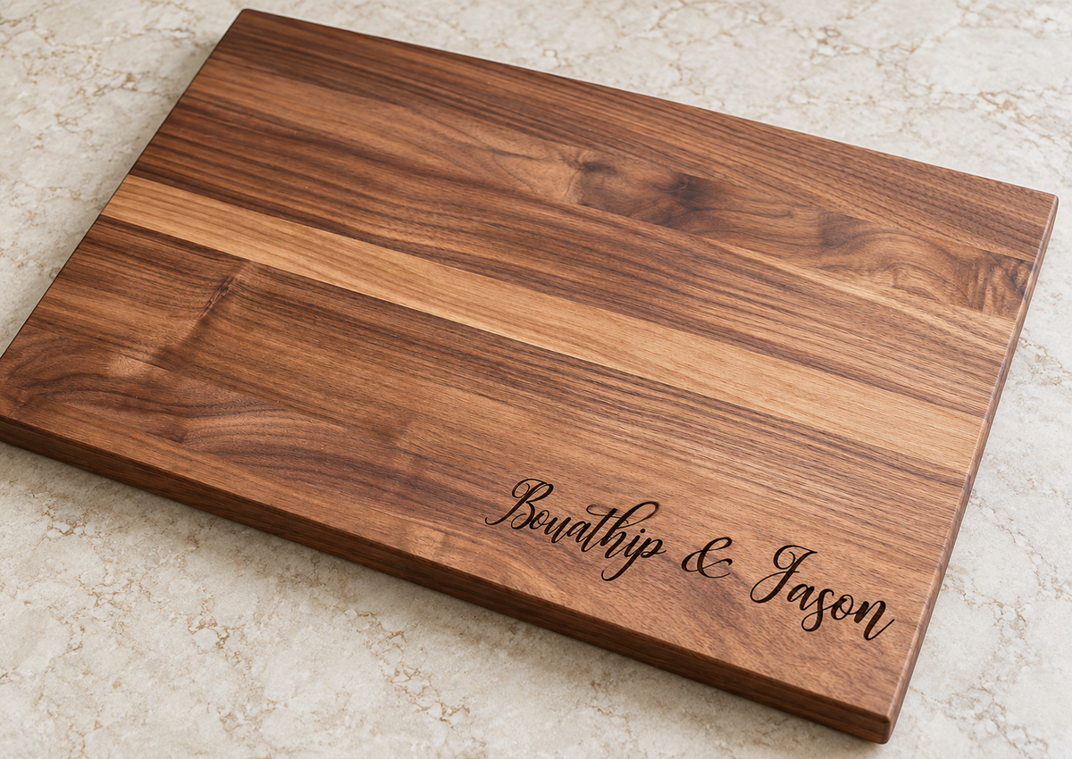 Classic Cutting Board in Walnut, engraving design 3